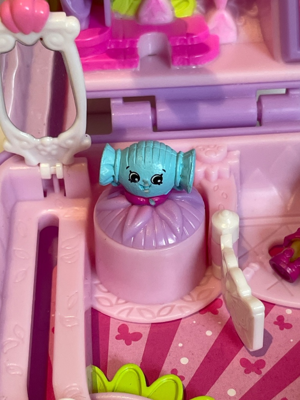 Shopkins Lil Secrets Mini Locket Playsets - Picture 3 of 10